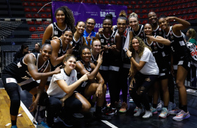Jogadoras do basquete feminino do Corinthians celebrando a vitria aps o apito final