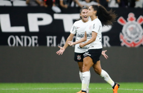 Yasmim comemora gol marcado ao lado de Leticia Santos