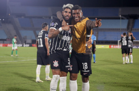 Yuri Alberto e Paulinho comemorando gol contra o Racing pela Sul-Americana
