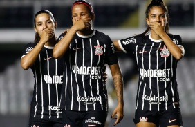 Jogadoras do Corinthians protestando contra a contratao do tcnico Kleiton Lima pelo Santos