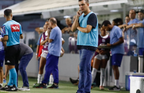 Lucas Piccinato observando a equipe do Corinthians na vitria contra o Santos