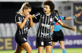 Tamires e Vitria Yaya comemorando o gol do Timo contra o Santos