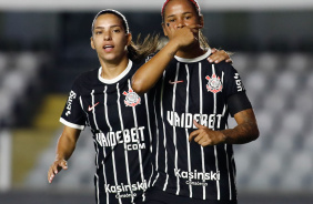 Vic Albuquerque e Millene na comemorao do primeiro gol marcado pelo Timo contra o Santos