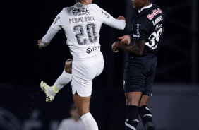 Pedro Raul disputando a bola durante jogo do Corinthians contra o RB Bragantino