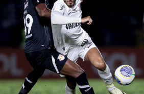 Pedro Raul em disputa durante jogo do Corinthians contra o RB Bragantino