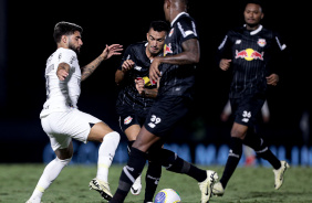 Yuri Alberto disputando a bola durante jogo do Corinthians contra o RB Bragantino