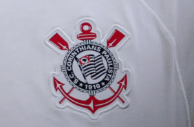 Escudo do Corinthians no primeiro uniforme de 2023/24