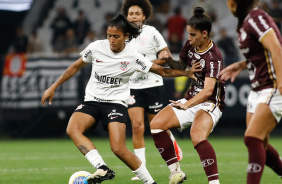 Jaque protege a bola no jogo entre Corinthians e Ferroviria