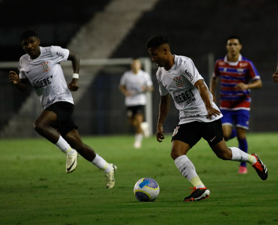 Corinthians subindo para o ataque pela ponta esquerda