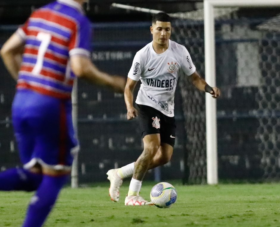 William fazendo a sada de bola no campo defensivo do Corinthians