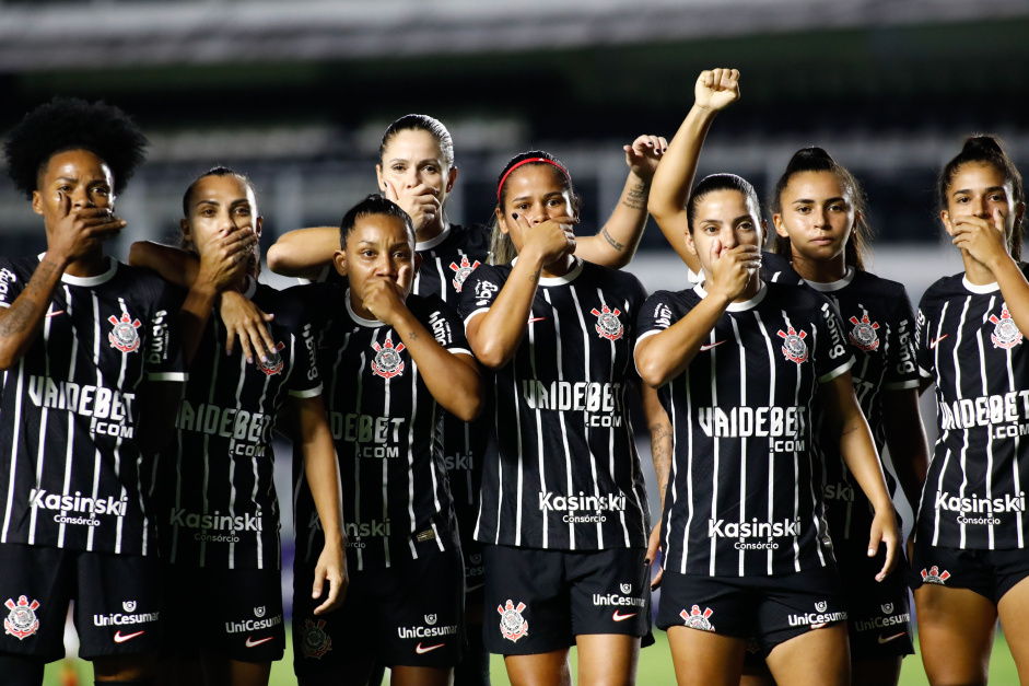 Equipe do Corinthians comemorou o primeiro gol marcado em forma de protesto