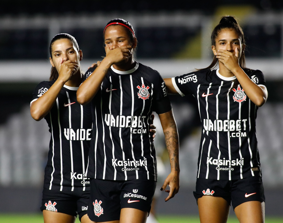Jogadoras do Corinthians protestando contra a contratao do tcnico Kleiton Lima pelo Santos