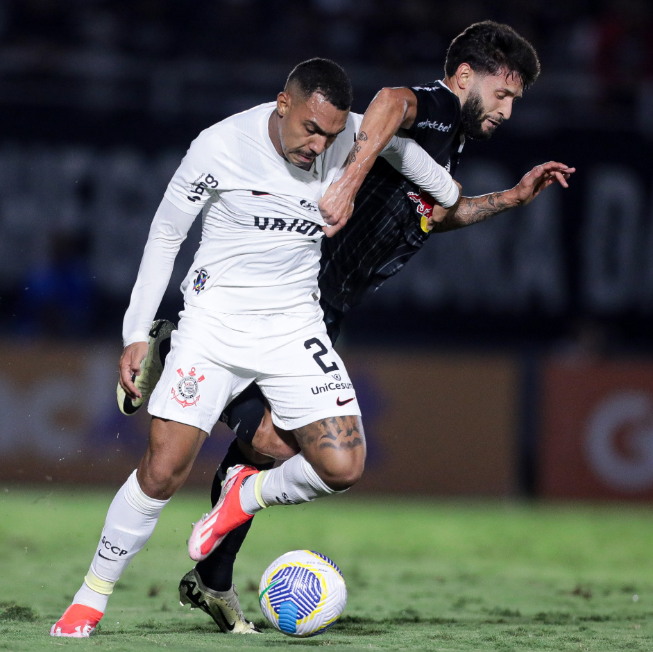 Matheuzinho disputando a bola durante jogo do Corinthians contra o RB Bragantino