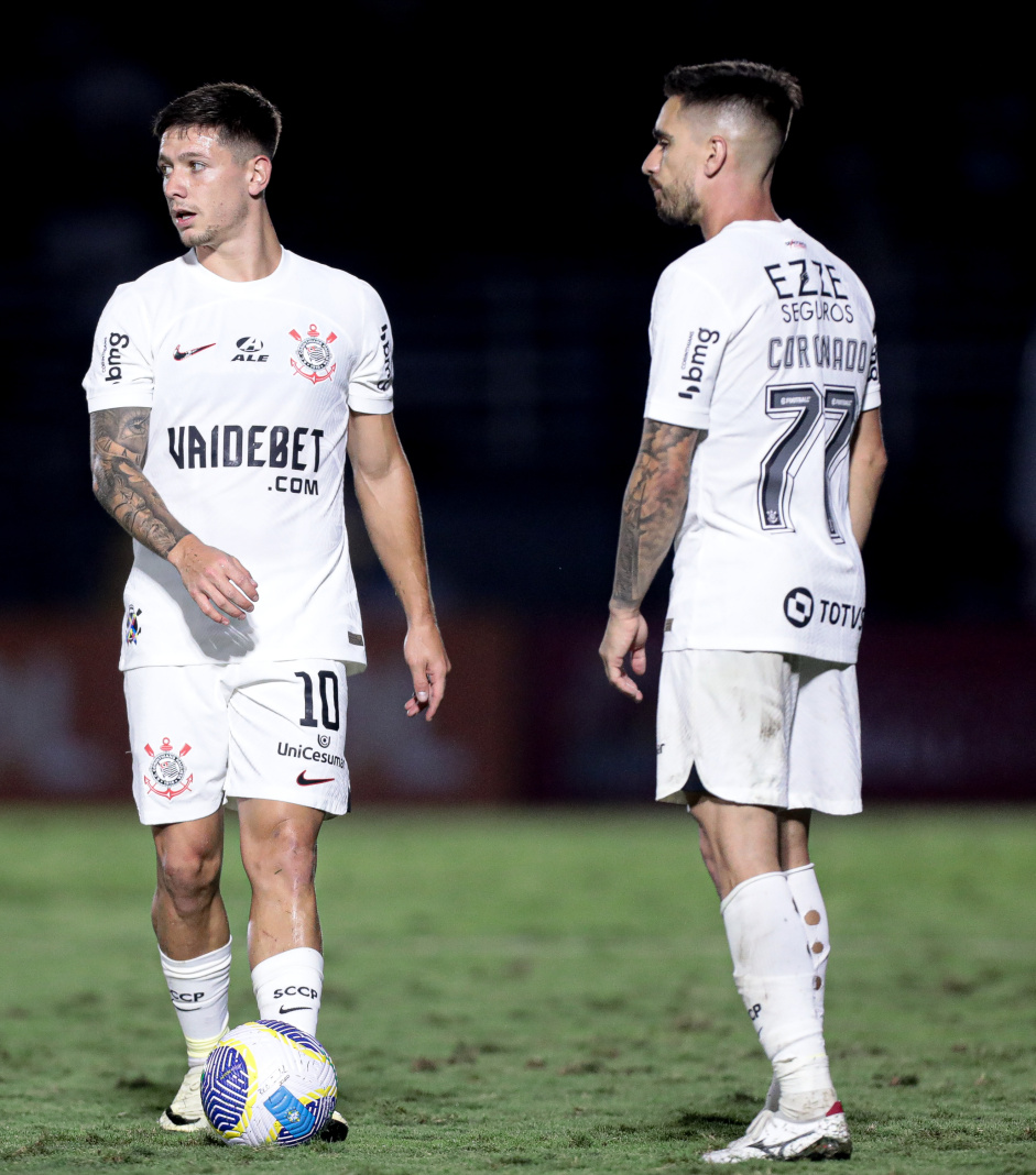 Rodrigo Garro e Igor Coronado durante jogo do Corinthians contra o RB Bragantino