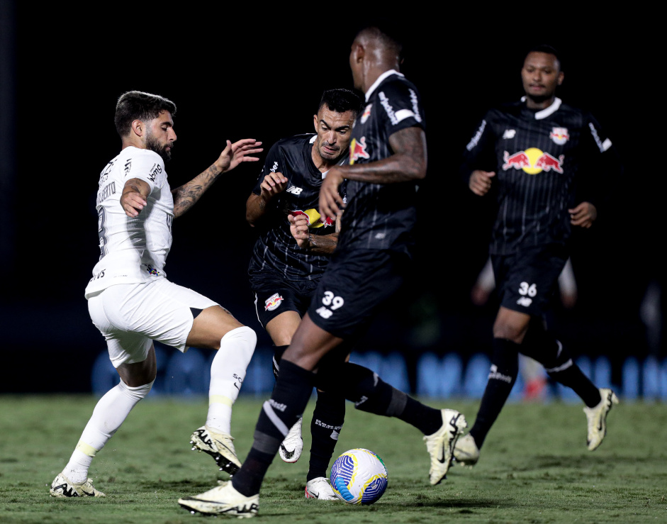 Yuri Alberto disputando a bola durante jogo do Corinthians contra o RB Bragantino
