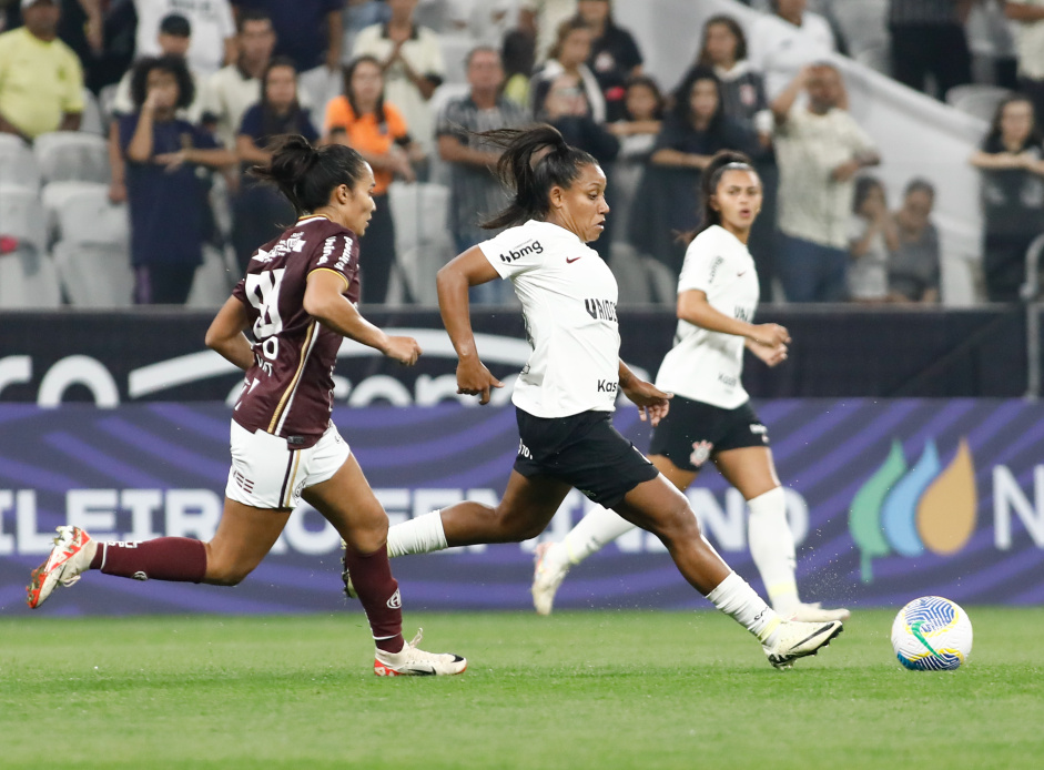 Ju Ferreira dispara em velocidade e Mariza observa ao fundo no jogo entre Corinthians e Ferroviria